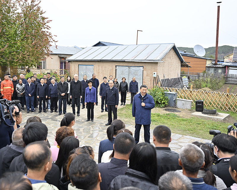 9月6日至8日，中共中央總書記、國(guó)家主席、中央軍委主席習(xí)近平在黑龍江考察。這是6日下午，習(xí)近平在大興安嶺地區(qū)漠河市北極村考察時(shí)，同當(dāng)?shù)厝罕娪H切交流。