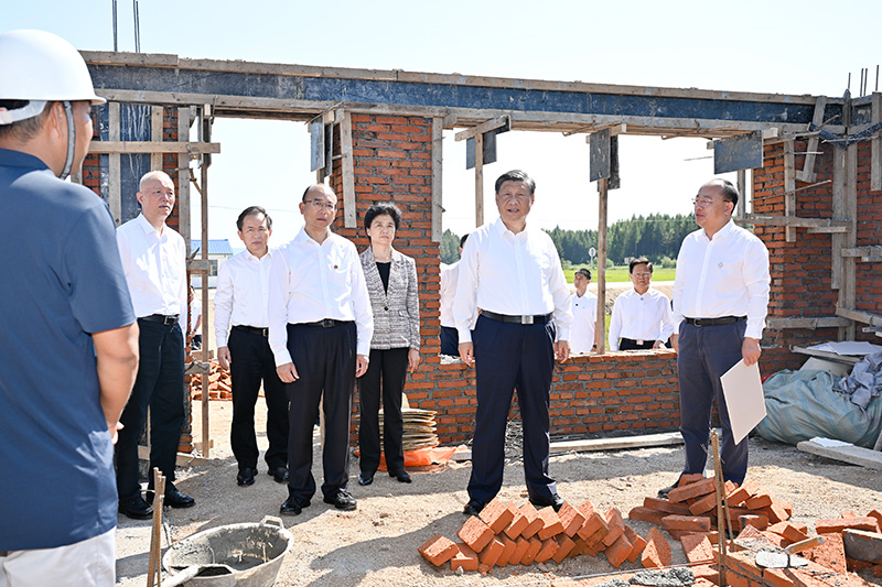 9月6日至8日，中共中央總書記、國(guó)家主席、中央軍委主席習(xí)近平在黑龍江考察。這是7日上午，習(xí)近平在遭受洪澇災(zāi)害的哈爾濱尚志市老街基鄉(xiāng)龍王廟村，察看水毀房屋重建情況。